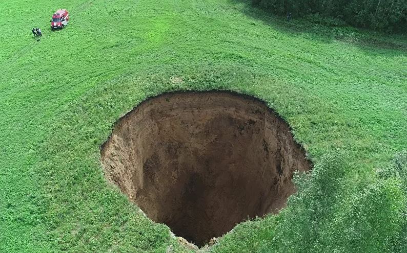 ظهور حفرة ضخمة تنمو عشرات الأمتار يوميًا  (فيديو)