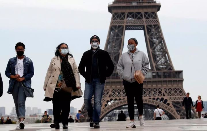 فرنسا: إلغاء إلزامية ارتداء الكمامات في الشوارع ورفع حظر التجول