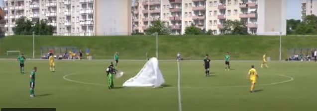رجل يسقط من السماء وسط ملعب ويوقف مباراة كرة قدم ! (فيديو)