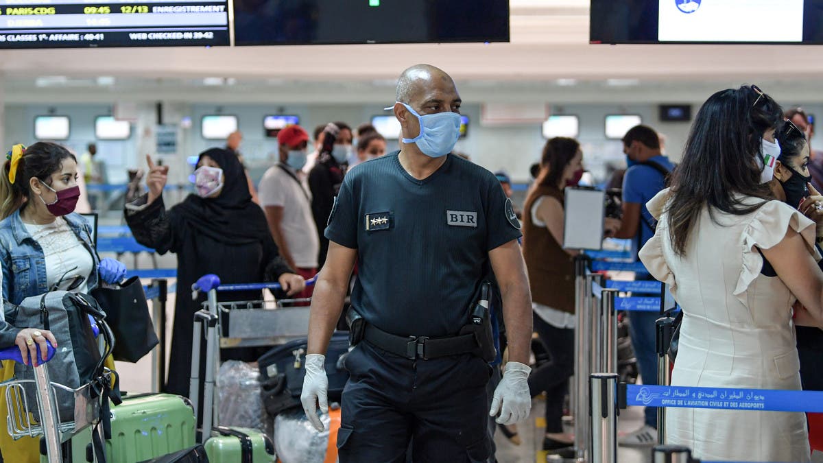 نقابة أمن مطار تونس قرطاج تحمل الشارة الحمراء وتلوّح بالتصعيد