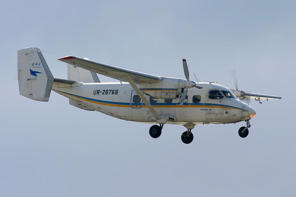 روسيا: طائرة صغيرة تنقلب بعد هبوطها اضطراريا ونجاة ركابها (صور)
