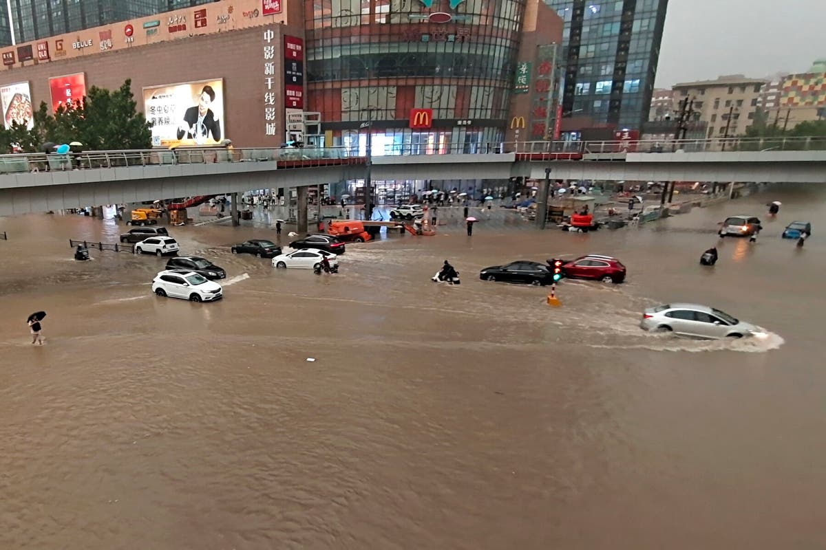أمطار طوفانية في الصين..المياه تغمر المنازل والشوارع والطرقات (4 فيديوهات)