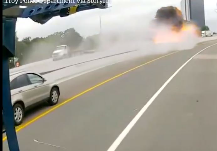 شاهد لحظة انفجار شاحنة صهريج وقود على الطريق (فيديو)