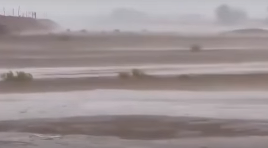شاهد الفيديو/ تقنية حديثة تهطل الامطار في عز الصيف بصحراء الامارات