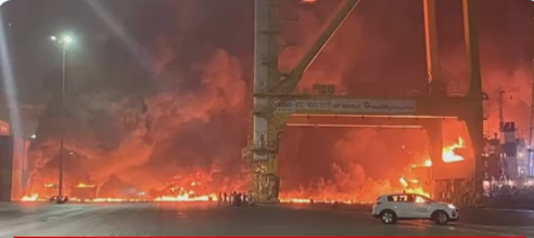 انفجار حاوية على متن إحدى السفن بميناء  في دبي (فيديو)