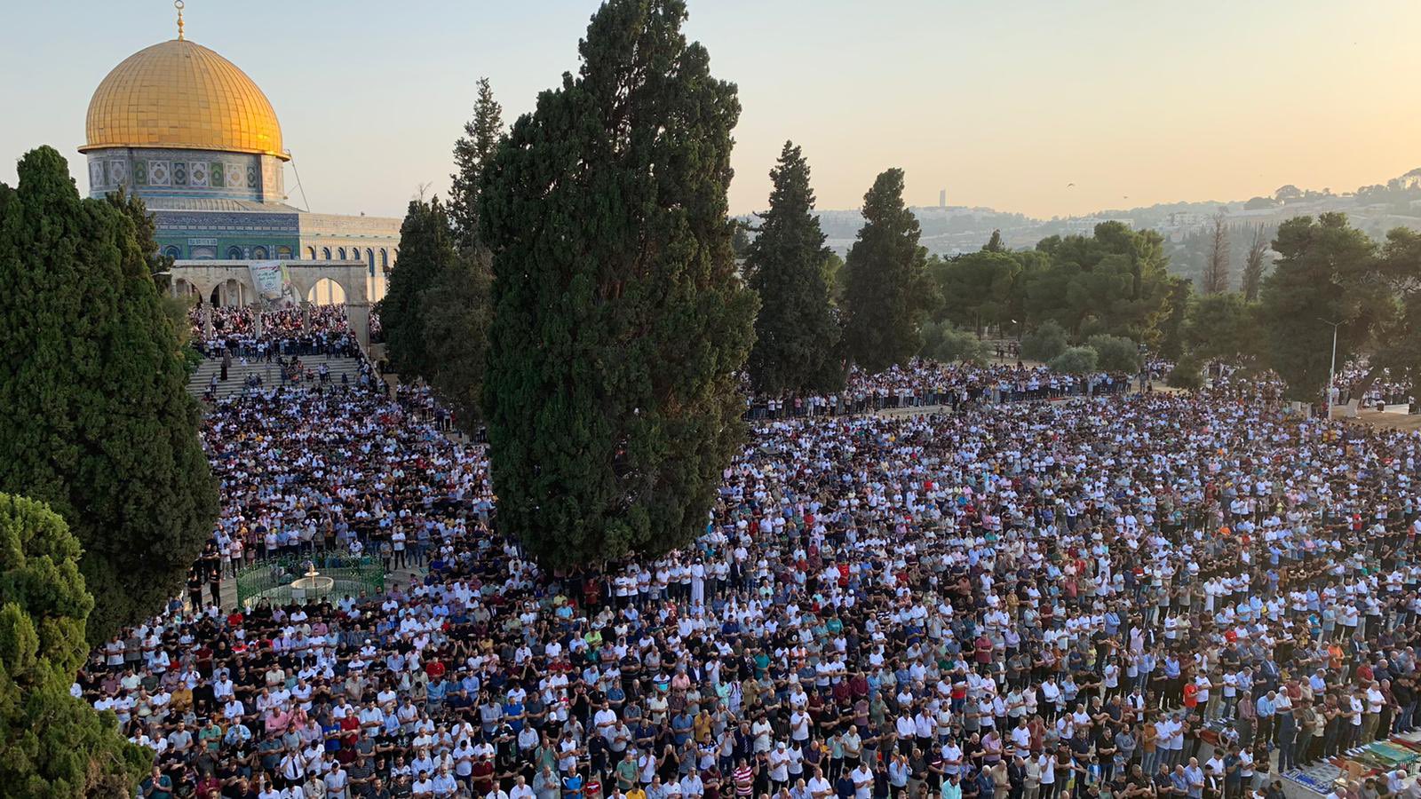 نحو مئة ألف مصل أدوا صلاة العيد بالمسجد الأقصى