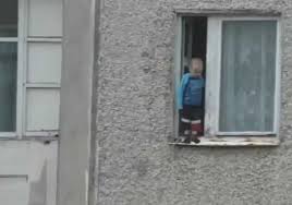 امرأة  تلتقط طفلا سقط من نافذة بناء مرتفع (فيديو)