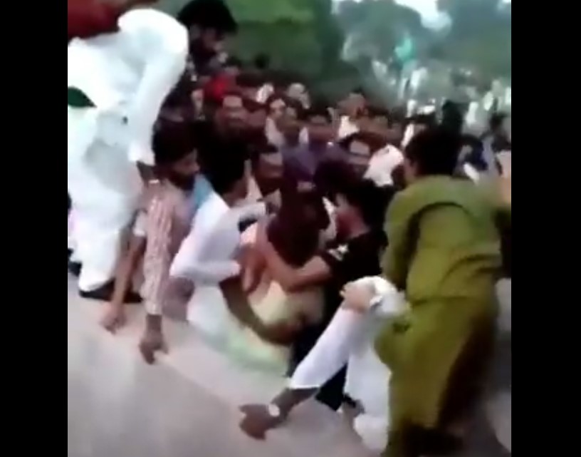 شاهد الفيديو: الاعتداء على فتاة وتجريدها من ملابسها أمام 400 شخص
