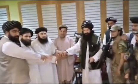 شاهد الفيديو/ شقيق الرئيس الأفغاني الهارب يبايع “طالبان”