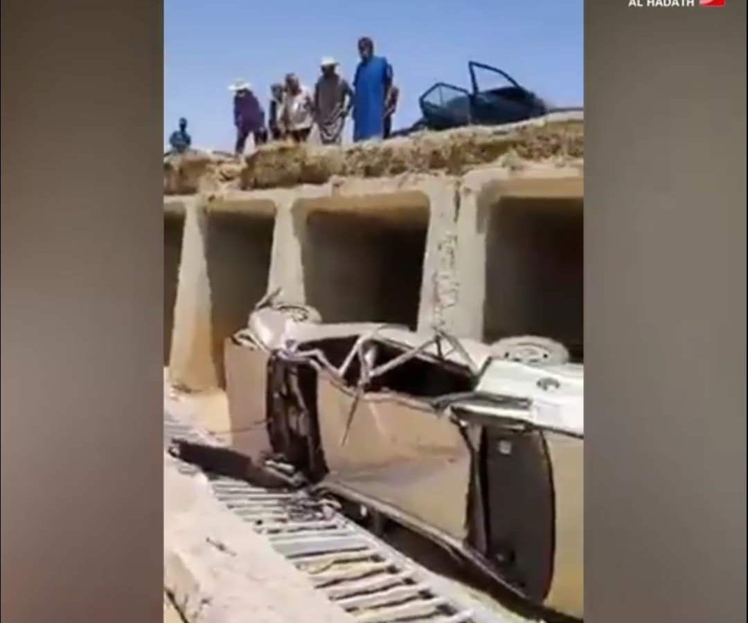 شاهد/سقوط سيارة من أعلى جسر في تونس
