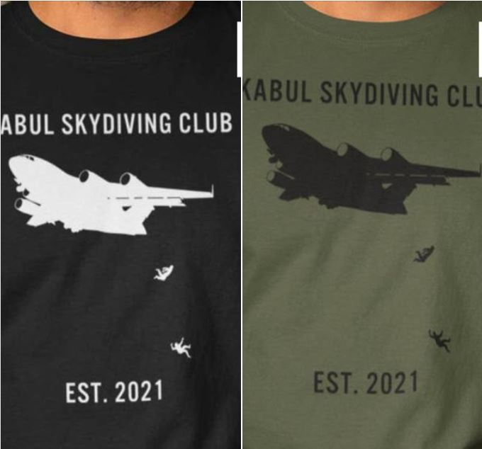الهدف منه السخرية: قميص “يوثّق” سقوط أفغانيين من طائرة عسكرية أمريكية