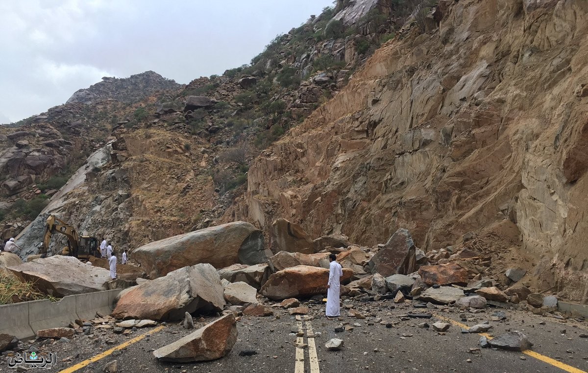 انهيارات صخرية بسبب الأمطار الغزيرة في هذا البلد العربي (فيديو)