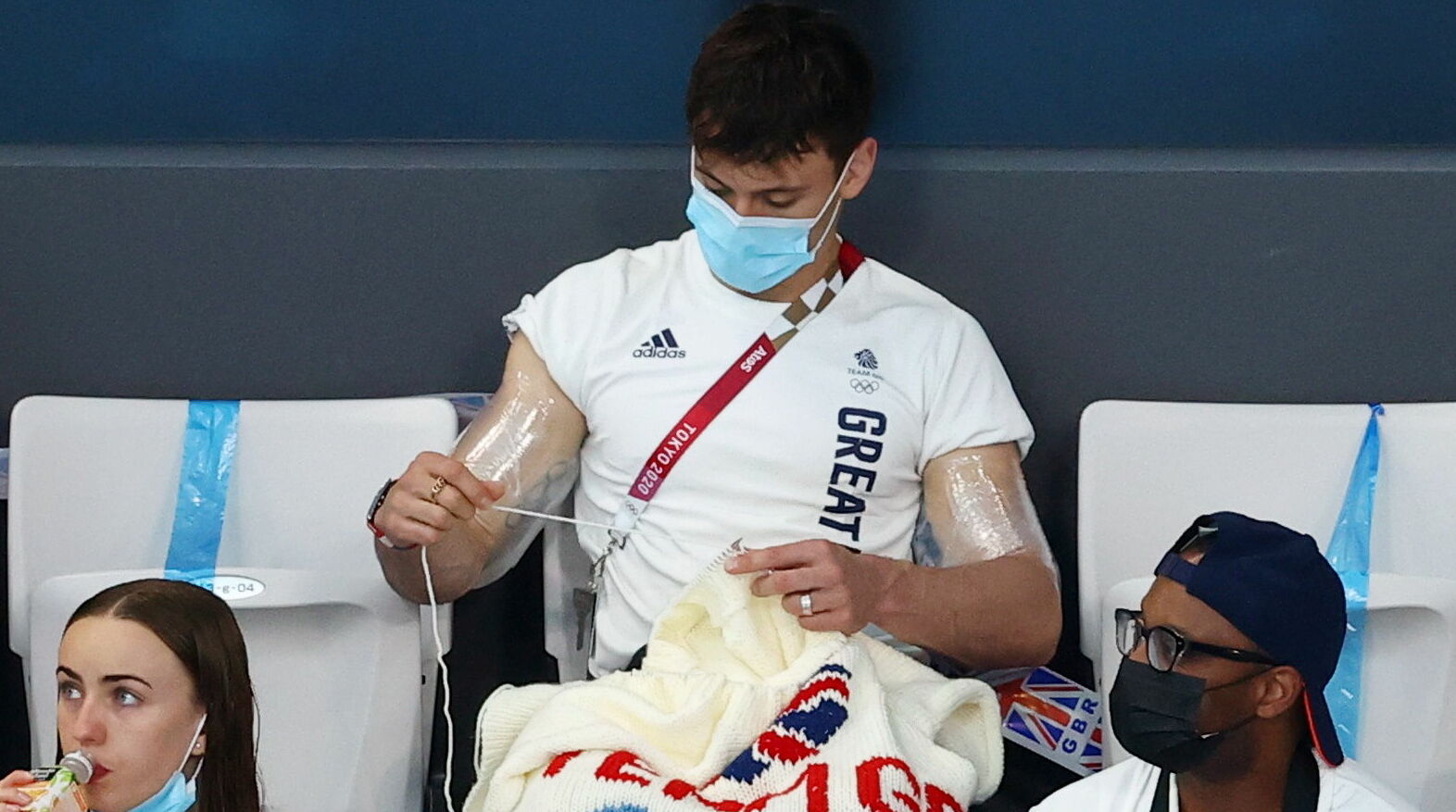 بطل أولمبي مشغول بحياكة الصوف خلال أشد منافسات أولمبياد طوكيو (فيديو)