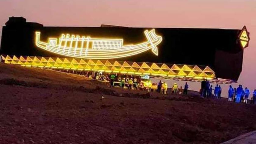 عملية نقل مركب الملك خوفو الضخم إلى المتحف المصري الكبير (فيديو)