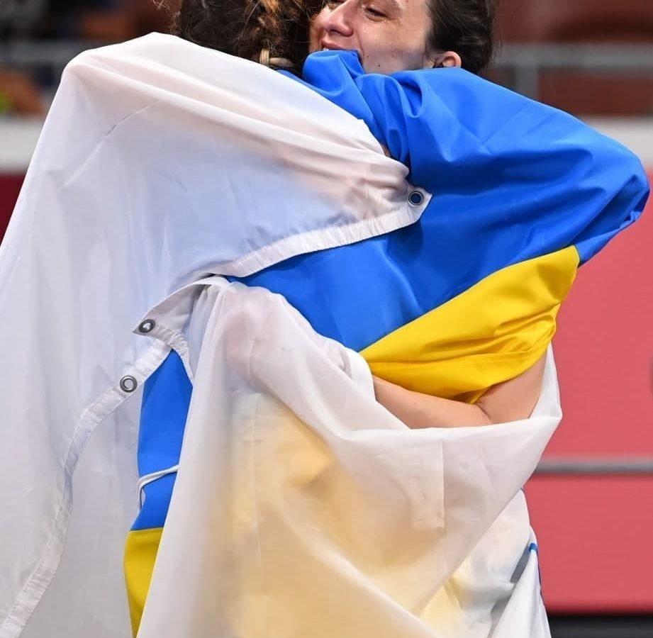الدفاع الأوكرانية تستجوب لاعبة عانقت زميلتها الروسية في أولمبياد طوكيو (فيديو)
