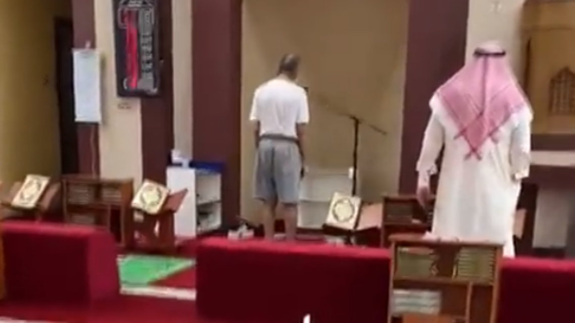 يرفع الأذان بـ “شورت” في مسجد ويفجر الجدل (فيديو)