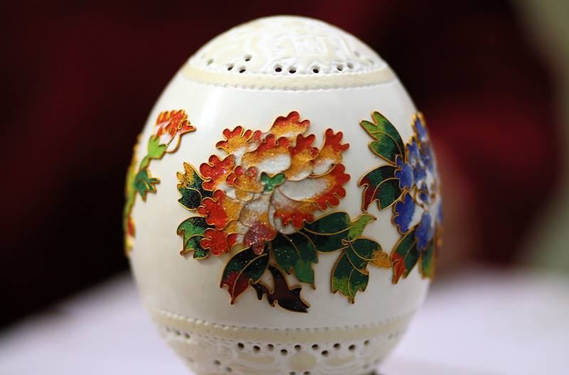 صيني يحول قشر البيض إلى تحف فنية (فيديو)