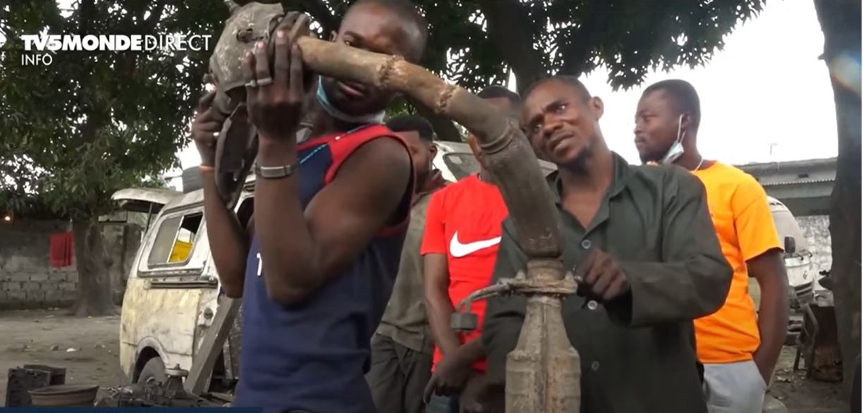 شاهد الفيدو/ إيقاف تونسيين متهمين بصناعة مخدر مستخرج من عوادم السيارات في الكونغو