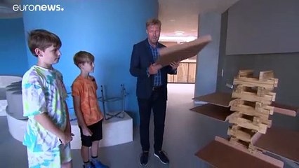 افتتاح مدرسة دون مقاعد أو اقسام في الدنمارك (فيديو)