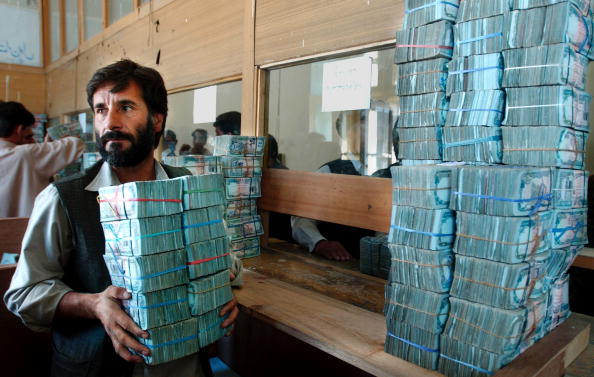 البنك المركزي الأفغاني يستعيد أموالا من مسؤولين سابقين