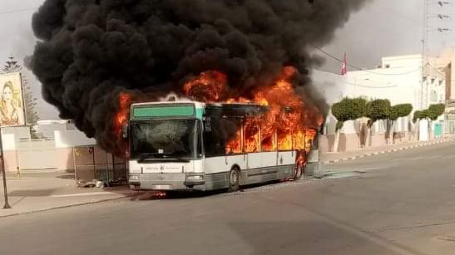 صفاقس /احتراق حافلة بالكامل ،وهذه الاسباب