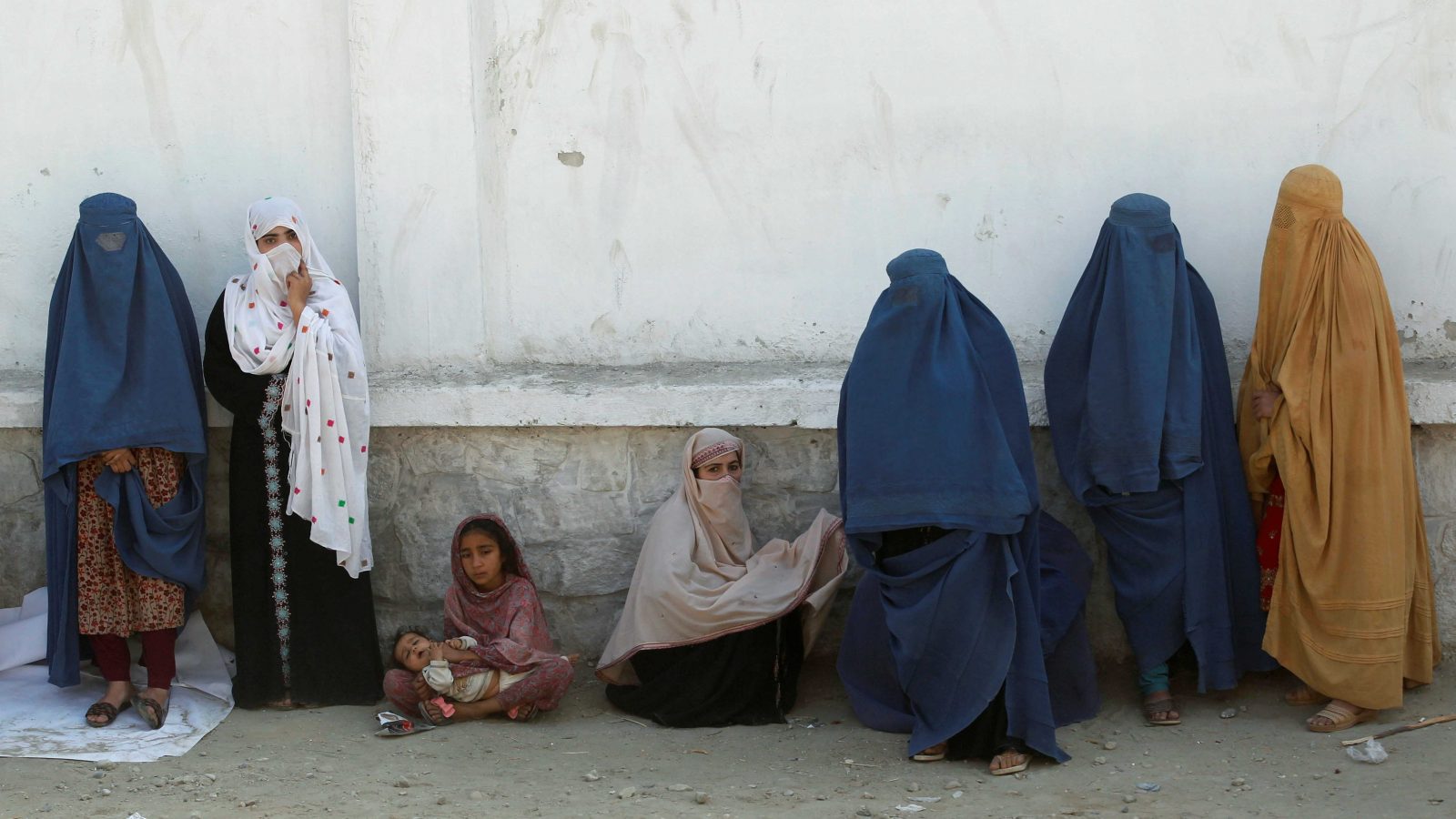 “طالبان” تحكم قبضتها على سلوك الأفغان بسلسلة من الممنوعات