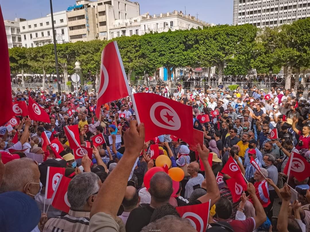 شارع الحبيب بورقيبة يشهد وقفة احتجاجية مناهضة لسعيد (فيديو)