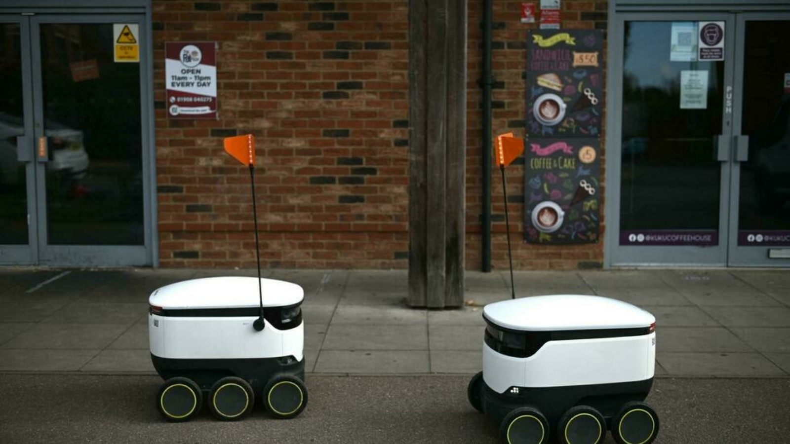 روبوتات التوصيل تغزو الشوارع البريطانية(فيديو)