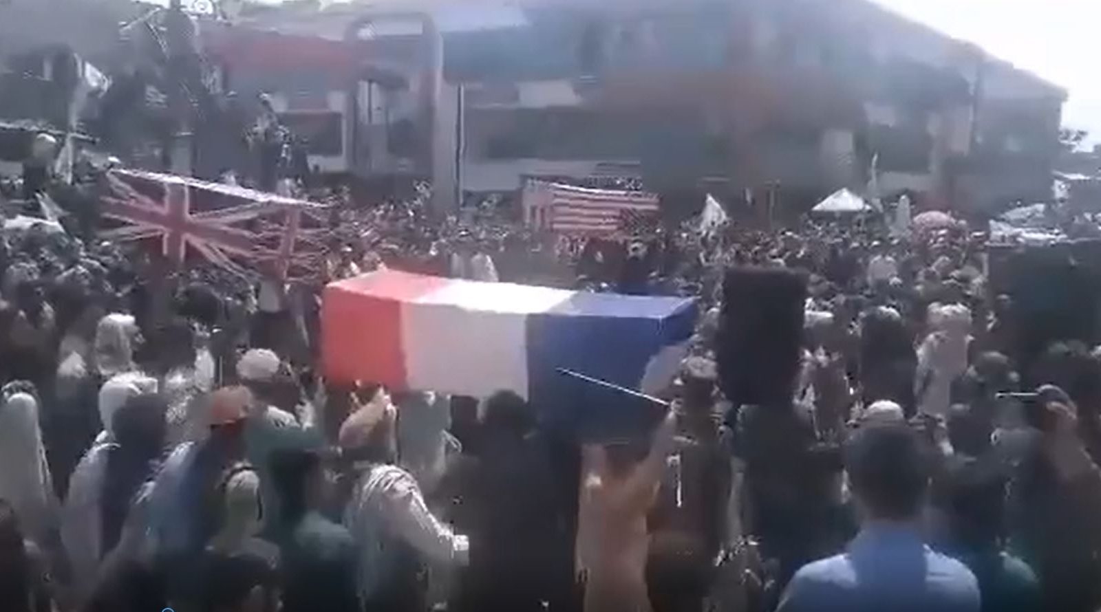 “طالبان” تشيّع جنازات الولايات المتحدة وفرنسا وبريطانيا (فيديو)