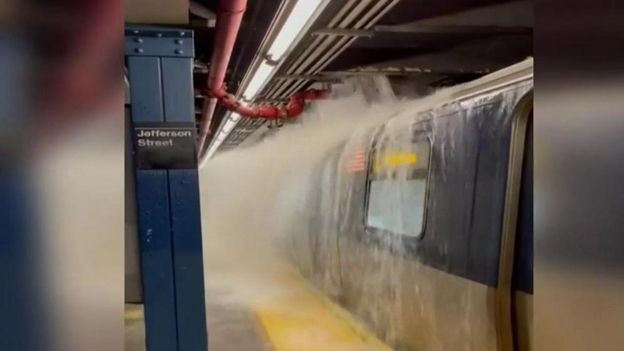 المياه تغمر مترو الأنفاق في نيويورك (فيديو)