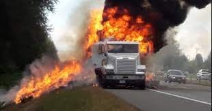 يقود شاحنة وقود مشتعلة لينقذ أهالي قريته (فيديو)