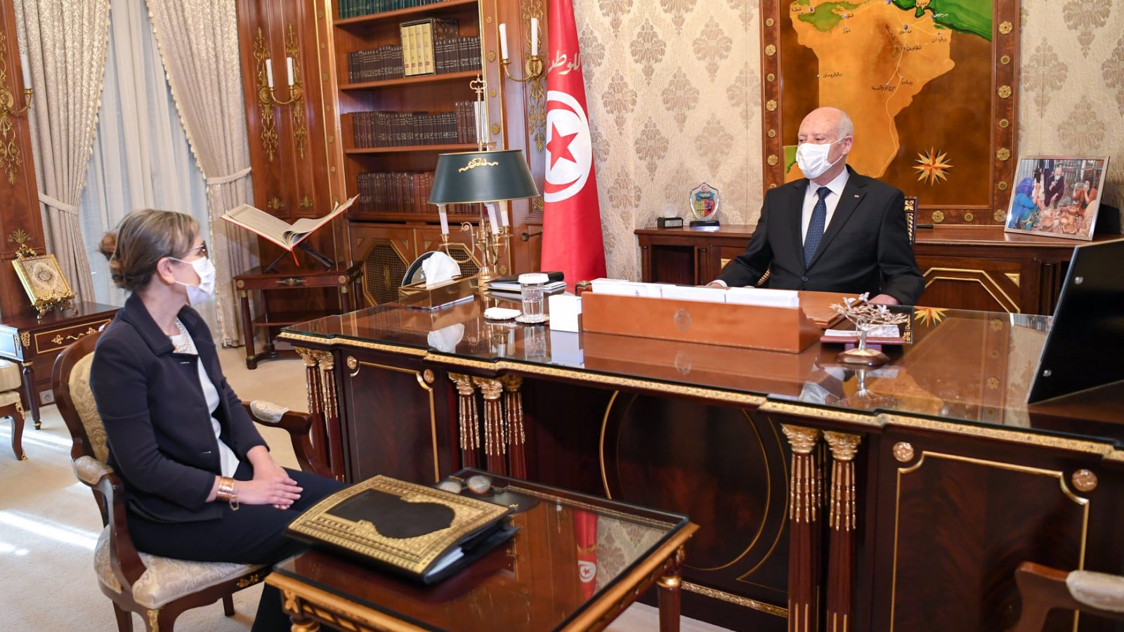 الخميس اول مجلس وزراء/ قيس سعيد يعيد صورتا الرئيسين بورقيبة وبن علي