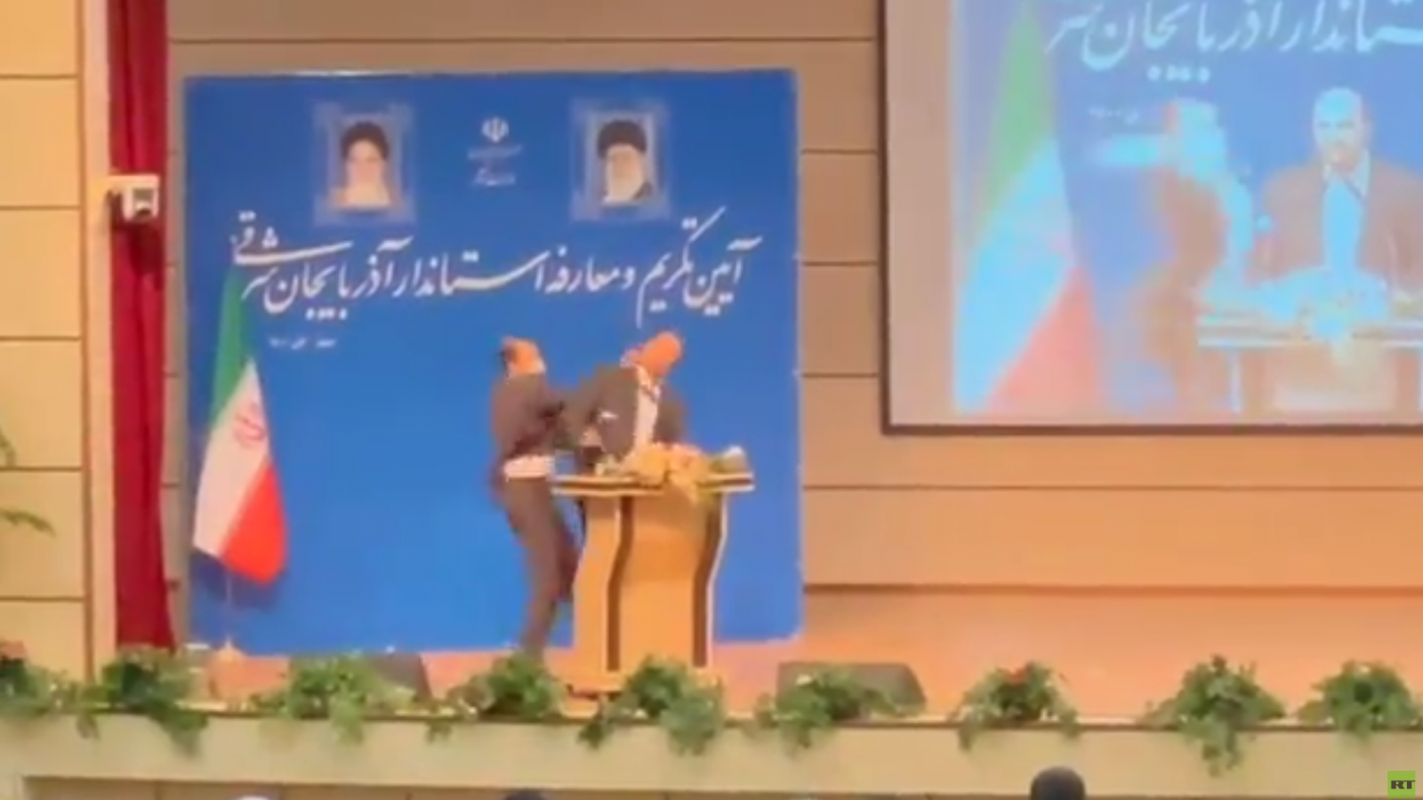 شاهد الفيديو/ مسؤول إيراني يتلقى صفعة في مراسم تنصيبه