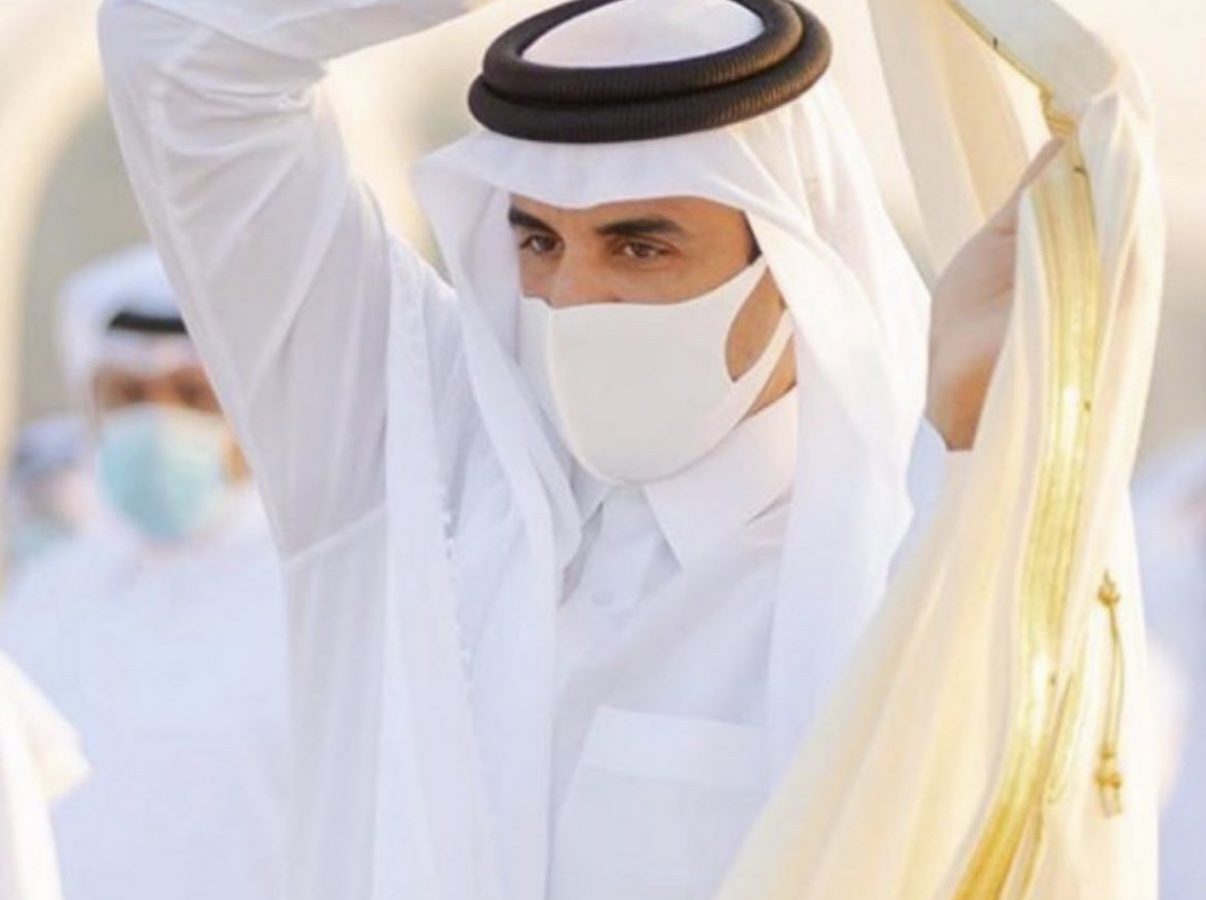 شاهد الفيديو/ أمير قطر يقلب رداءه بعد صلاة الاستسقاء