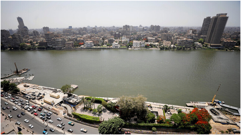 سقوط حافلة بركابها في مياه النيل وقوات الإنقاذ تبحث عن ضحايا (فيديو)