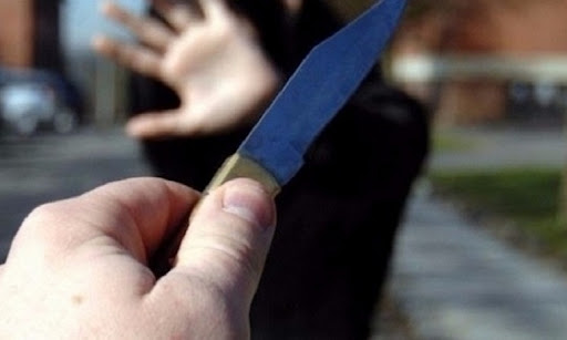 معلمة تعتدي على تلميذ بسكين داخل المدرسة