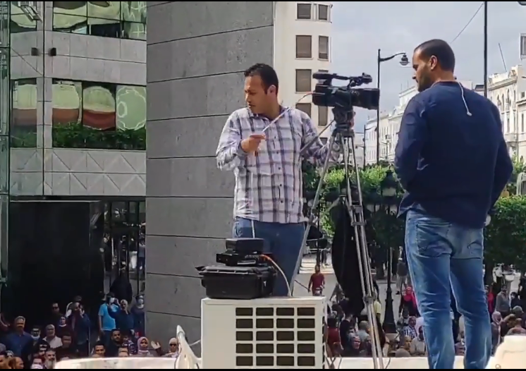 لحظة الاعتداء على صحفي القناة الوطنية (فيديو)
