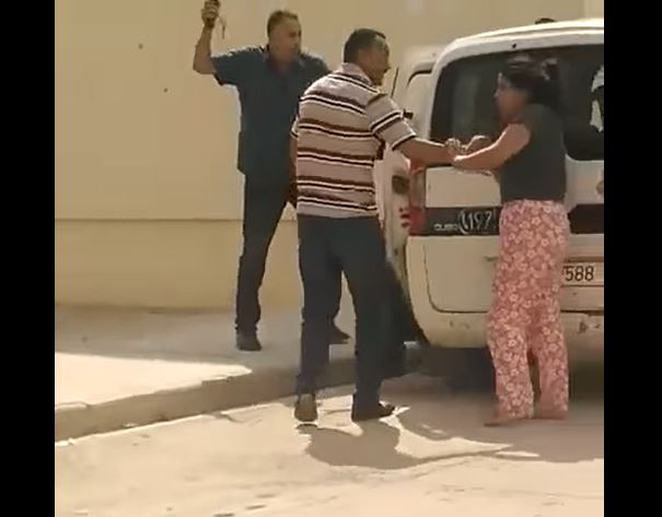 شاركتها أمها وأختها: تلميذة صاحبة السوابق تعتدي على أستاذتها لفظيا وبهراوة على رجال الأمن(فيديو)