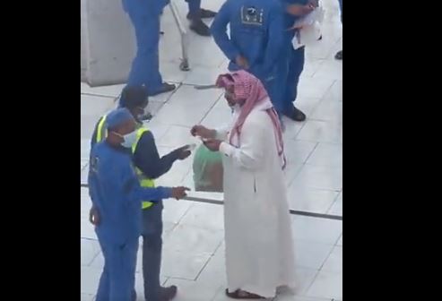سعودي يوزع مبالغ مالية في الحرم المكي (فيديو)