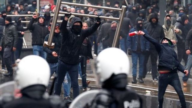 مظاهرات في بروكسل والشرطة تواجه المحتجين بالغاز المسيل للدموع
