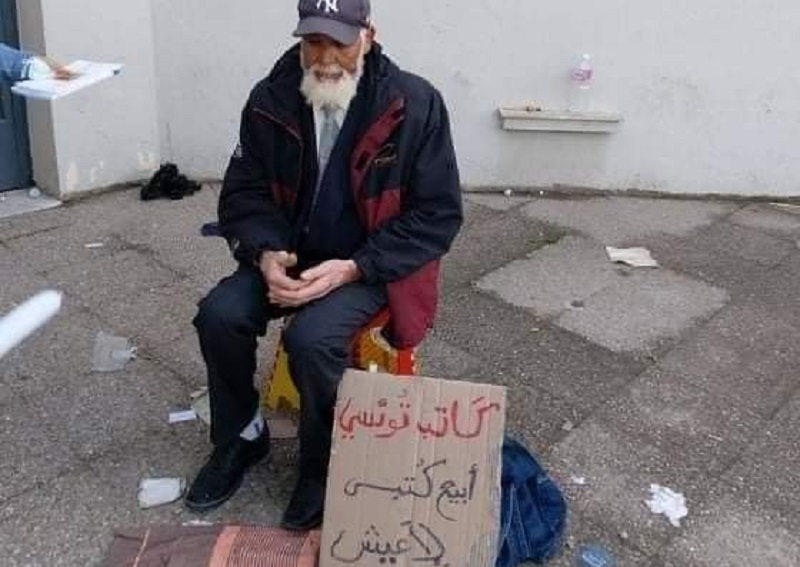 صور/ روائي تونسي يبيع كتبه على قارعة الطريق ليعيش