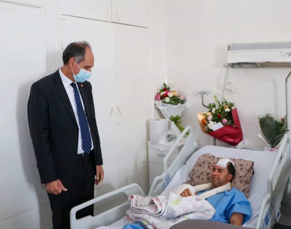 وزير التعليم العالي يزور الأستاذ الصحبي بن سلامة في المستشفى العسكري