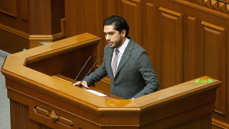 في البرلمان/ نائب أوكراني يقوم بحركة غير أخلاقية تجاه رئيس بلاده (فيديو)