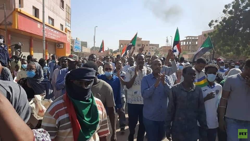 السودان/ المتظاهرون يتجهون نحو القصر الجمهوري (فيديو)