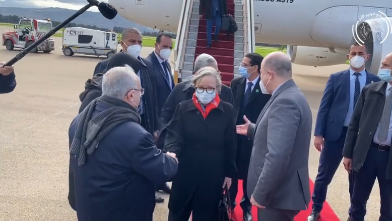 فيديو/ الوزير الأول الجزائري يستقبل رئيسة الحكومة بمطار هواري بومدين