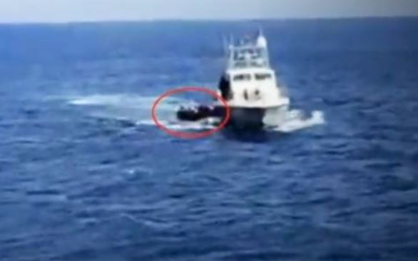 فيديو صادم/ شاهد كيف تعامل السلطات اليونانية المهاجرين في عرض البحر