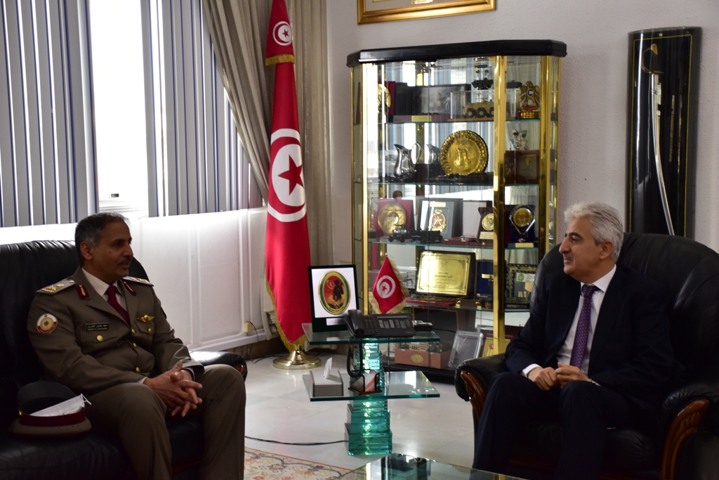 ماذا في لقاء وزير الدفاع بقائد القوات البرية الأميرية القطرية؟