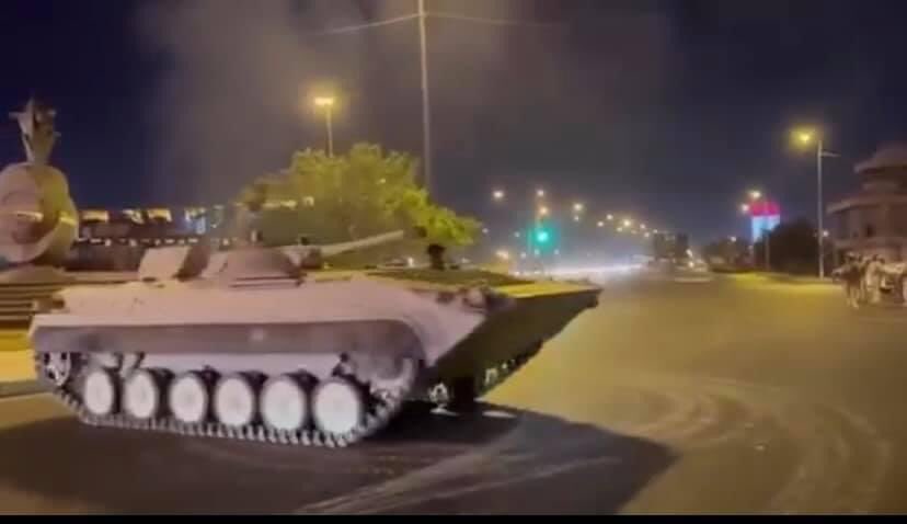 شاهد الفيديو/ استعراض لسائق مدرعة عسكرية في شارع ببغداد