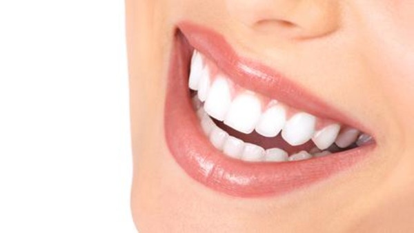 “مبيض أسنان طبيعي” سيعزز ابتسامتك!