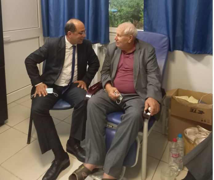 وزير الشؤون الاجتماعية يزور النائب المعتصم بالمستشفى